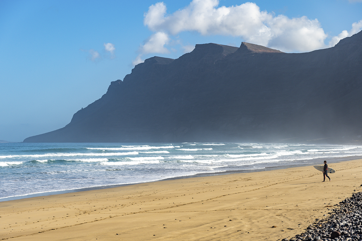 Playa de Famara con olas y arena amarilla - Yaizart